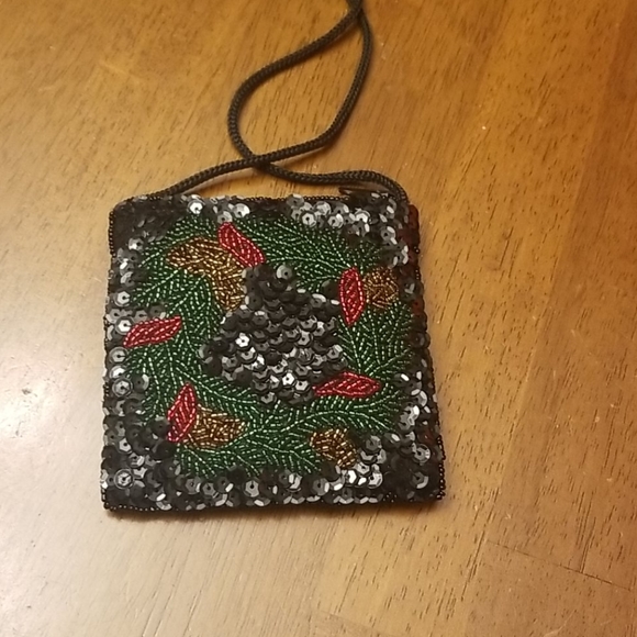 $5 Item MUST BUNDLE WITH 2 OTHER ITEMS  Tiny holiday wreath sequined bag - Picture 5 of 8